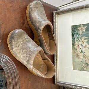 Dansko women’s clogs 
Size 38
Taupe